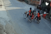 Người phụ nữ cầm gậy tấn công học sinh, nhiều em sợ hãi phải nhảy xuống khỏi xe đạp tháo chạy Người phụ nữ cầm gậy tấn công học sinh, nhiều em sợ hãi phải nhảy xuống khỏi xe đạp tháo chạy