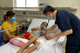 Bé trai 10 tuổi nguy cơ liệt vì sai lầm của bố mẹ Bé trai 10 tuổi nguy cơ liệt vì sai lầm của bố mẹ