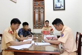 Phạt nặng nam thanh niên điều khiển xe máy bằng… chân Phạt nặng nam thanh niên điều khiển xe máy bằng… chân