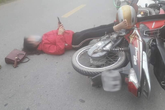 Sau va chạm giao thông, đôi nam nữ nằm sõng soài ra đường nhưng hành động của họ sau đó khiến dân mạng tranh cãi kịch liệt Sau va chạm giao thông, đôi nam nữ nằm sõng soài ra đường nhưng hành động của họ sau đó khiến dân mạng tranh cãi kịch liệt