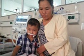Đã mất con gái đầu, đôi vợ chồng đau đớn nhìn con trai 8 tuổi nguy kịch tính mạng vì nghèo khó Đã mất con gái đầu, đôi vợ chồng đau đớn nhìn con trai 8 tuổi nguy kịch tính mạng vì nghèo khó