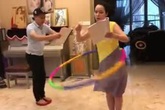 Mai Thu Huyền vừa lắc vòng vừa tập thoại Mai Thu Huyền vừa lắc vòng vừa tập thoại