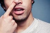 Thói quen nhiều người nghĩ vô hại có thể gây tổn thương mũi và đưa mầm bệnh vào cơ thể Thói quen nhiều người nghĩ vô hại có thể gây tổn thương mũi và đưa mầm bệnh vào cơ thể