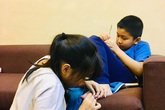 Cậu em lớp 2 viết văn"tố" chị đủ đường, nhưng phải đợi đến lúc người mẹ lên tiếng sự thật mới được hé lộ Cậu em lớp 2 viết văn"tố" chị đủ đường, nhưng phải đợi đến lúc người mẹ lên tiếng sự thật mới được hé lộ