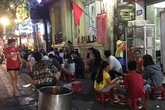 Hà Nội lâu rồi mới thấy, chen chân đứng ăn kem, ngồi kín vỉa hè trà chanh Hà Nội lâu rồi mới thấy, chen chân đứng ăn kem, ngồi kín vỉa hè trà chanh