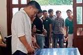 Bị bạn đâm chết khi đang hát 'mong kiếp sau mãi làm anh em' Bị bạn đâm chết khi đang hát 'mong kiếp sau mãi làm anh em'