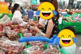 Đi cùng con nhỏ tới siêu thị mua mận nhưng lại có hành động cực xấu tính, cặp vợ chồng trẻ khiến dân mạng bức xúc Đi cùng con nhỏ tới siêu thị mua mận nhưng lại có hành động cực xấu tính, cặp vợ chồng trẻ khiến dân mạng bức xúc