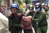 Bắt đối tượng “ngáo đá" ôm bát hương chống trả công an Bắt đối tượng “ngáo đá" ôm bát hương chống trả công an