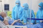 Phi công người Anh đã vẫy tay chào bác sĩ, Việt Nam chữa khỏi 95% bệnh nhân COVID-19 Phi công người Anh đã vẫy tay chào bác sĩ, Việt Nam chữa khỏi 95% bệnh nhân COVID-19