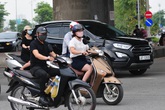 Chùm ảnh người Hà Nội trong buổi sáng mát mẻ hiếm hoi Chùm ảnh người Hà Nội trong buổi sáng mát mẻ hiếm hoi