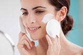 Mùa hè chăm chỉ dùng kem dưỡng ẩm mà mặt vẫn mụn chi chít, 5 sai lầm dưới đây chính là nguyên nhân Mùa hè chăm chỉ dùng kem dưỡng ẩm mà mặt vẫn mụn chi chít, 5 sai lầm dưới đây chính là nguyên nhân