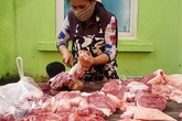 Tham lãi đậm, thịt lợn ế chợ, dân buôn quyết không giảm giá Tham lãi đậm, thịt lợn ế chợ, dân buôn quyết không giảm giá