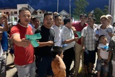 Hà Tĩnh "vỡ sân", hàng ngàn khán giả bức xúc vì mua vé nhưng không được vào xem Hà Tĩnh "vỡ sân", hàng ngàn khán giả bức xúc vì mua vé nhưng không được vào xem