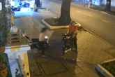 Thanh niên giả vờ hỏi đường để đánh lạc hướng cô gái, đồng bọn phía sau đã "chơi trò bẩn" khiến ai nấy sững sờ Thanh niên giả vờ hỏi đường để đánh lạc hướng cô gái, đồng bọn phía sau đã "chơi trò bẩn" khiến ai nấy sững sờ