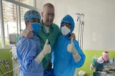 Phi công người Anh tự ăn uống được Phi công người Anh tự ăn uống được