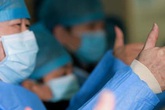 Phi công Anh hồi phục thần kỳ từng ngày, đang tập đi lại Phi công Anh hồi phục thần kỳ từng ngày, đang tập đi lại