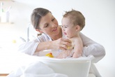 Phòng rôm sảy ngày hè ngay từ việc tắm cho bé Phòng rôm sảy ngày hè ngay từ việc tắm cho bé
