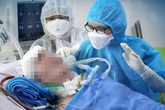 Khoảnh khắc bật ra câu nói đầu tiên của phi công Anh sau 90 ngày tử sinh Khoảnh khắc bật ra câu nói đầu tiên của phi công Anh sau 90 ngày tử sinh