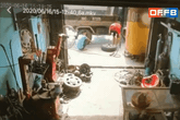 Cú đâm kinh hoàng húc bay xe tải đang sửa và pha "đứng tim" của 2 người thợ Cú đâm kinh hoàng húc bay xe tải đang sửa và pha "đứng tim" của 2 người thợ