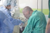 Thông tin và hình ảnh mới nhất của phi công người Anh mắc COVID-19 Thông tin và hình ảnh mới nhất của phi công người Anh mắc COVID-19