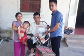 Báo Gia đình và Xã hội trao tiền bạn đọc ủng hộ đến 2 hoàn cảnh khó khăn ở Hà Tĩnh Báo Gia đình và Xã hội trao tiền bạn đọc ủng hộ đến 2 hoàn cảnh khó khăn ở Hà Tĩnh