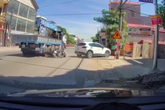 Lao người vào ô tô, nam thanh niên suýt bị xe đầu kéo cán nát chân Lao người vào ô tô, nam thanh niên suýt bị xe đầu kéo cán nát chân