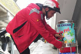 "Mát ruột" quán trà chanh miễn phí tặng kèm cả khăn lạnh cho người lao động nghèo giữa những ngày nắng nóng đỉnh điểm ở Hà Nội "Mát ruột" quán trà chanh miễn phí tặng kèm cả khăn lạnh cho người lao động nghèo giữa những ngày nắng nóng đỉnh điểm ở Hà Nội