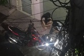 Cặp đôi lúi húi ngồi trước cửa nhà cô gái nửa đêm, hành động của họ khiến người chứng kiến bất ngờ Cặp đôi lúi húi ngồi trước cửa nhà cô gái nửa đêm, hành động của họ khiến người chứng kiến bất ngờ