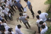 Nam sinh lớp 10 bất ngờ nhảy từ tầng 2 xuống sân trường, phát hiện mấy ngày qua có dấu hiệu bất thường Nam sinh lớp 10 bất ngờ nhảy từ tầng 2 xuống sân trường, phát hiện mấy ngày qua có dấu hiệu bất thường