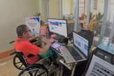 Chàng trai Quảng Ninh kiếm tiền từ 3 công việc chỉ bằng một ngón tay Chàng trai Quảng Ninh kiếm tiền từ 3 công việc chỉ bằng một ngón tay
