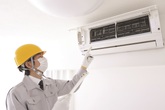 Nắng đổ lửa, lắp điều hòa trên tầng 40, thợ điện lạnh ngất xỉu sau khi tiếp đất an toàn Nắng đổ lửa, lắp điều hòa trên tầng 40, thợ điện lạnh ngất xỉu sau khi tiếp đất an toàn