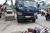 Đang dừng đèn đỏ, người đàn ông vẫn bị xe tải lao tới tông tử vong Đang dừng đèn đỏ, người đàn ông vẫn bị xe tải lao tới tông tử vong