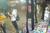 Cô gái đang lúi húi mải chọn túi xách, không hề biết chuyện tồi tệ đang diễn ra ngay sau lưng mình Cô gái đang lúi húi mải chọn túi xách, không hề biết chuyện tồi tệ đang diễn ra ngay sau lưng mình