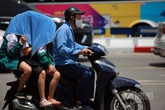 Người Hà Nội chống chọi nắng nóng kéo dài Người Hà Nội chống chọi nắng nóng kéo dài