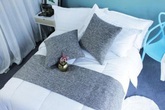 Lý do khách sạn luôn đặt 4 cái gối, thậm chí 6-8 cái dù chỉ có 2 người nằm sẽ khiến bạn giật mình Lý do khách sạn luôn đặt 4 cái gối, thậm chí 6-8 cái dù chỉ có 2 người nằm sẽ khiến bạn giật mình