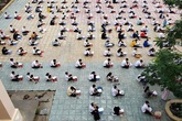 Choáng trước cảnh hàng trăm học sinh một trường cấp 3 ở TP.HCM ngồi bệt dưới đất làm bài kiểm tra Choáng trước cảnh hàng trăm học sinh một trường cấp 3 ở TP.HCM ngồi bệt dưới đất làm bài kiểm tra