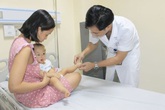 Nắng nóng, nhiều trẻ mắc tay chân miệng Nắng nóng, nhiều trẻ mắc tay chân miệng