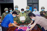 Mặc quân phục "xách" số lượng ma túy lớn qua biên giới Mặc quân phục "xách" số lượng ma túy lớn qua biên giới