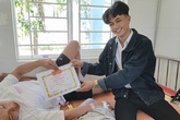 Tờ giấy khen trao trên giường bệnh và câu chuyện tình bạn đầy ý nghĩa Tờ giấy khen trao trên giường bệnh và câu chuyện tình bạn đầy ý nghĩa