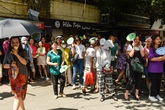 Thi vào lớp 10 THPT tại Hà Nội: Con thi, bố mẹ nóng lòng “ngóng” Thi vào lớp 10 THPT tại Hà Nội: Con thi, bố mẹ nóng lòng “ngóng”