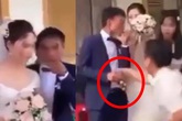 Ngay giờ phút đón dâu, chú rể có hành động lạ đến người nhà cũng phải thảng thốt, nhưng thái độ của cô dâu mới thương cảm Ngay giờ phút đón dâu, chú rể có hành động lạ đến người nhà cũng phải thảng thốt, nhưng thái độ của cô dâu mới thương cảm