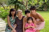 Siêu mẫu Hà Anh khoe ảnh 4 thế hệ quây quần trong kỳ nghỉ dưỡng ở resort Siêu mẫu Hà Anh khoe ảnh 4 thế hệ quây quần trong kỳ nghỉ dưỡng ở resort