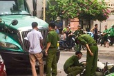 Va chạm mạnh với xe đầu kéo, một chiến sĩ công an tử vong Va chạm mạnh với xe đầu kéo, một chiến sĩ công an tử vong