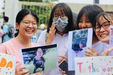 Nữ sinh thi chuyên, bạn thân reo hò như 'thần tượng' Nữ sinh thi chuyên, bạn thân reo hò như 'thần tượng'
