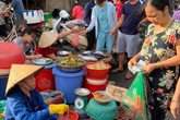 Cạn tiền bị tiểu thương chém giá đắt, dân dậy sớm đi chợ đầu mối Cạn tiền bị tiểu thương chém giá đắt, dân dậy sớm đi chợ đầu mối