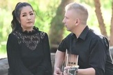 Danh hài Thúy Nga được nhạc công Mỹ đệm đàn hát Danh hài Thúy Nga được nhạc công Mỹ đệm đàn hát