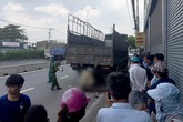 TP.HCM: Nam thanh niên và xe máy dính chặt vào đuôi xe tải sau cú tông cực mạnh TP.HCM: Nam thanh niên và xe máy dính chặt vào đuôi xe tải sau cú tông cực mạnh