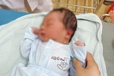 Vụ bé trai sơ sinh còn nguyên dây rốn bị bỏ rơi cạnh trạm y tế: Hơn 40 gia đình đến xin nhận làm con nuôi Vụ bé trai sơ sinh còn nguyên dây rốn bị bỏ rơi cạnh trạm y tế: Hơn 40 gia đình đến xin nhận làm con nuôi