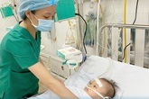 Bé 12 tháng tuổi suýt mất mạng do nghẹn quả chôm chôm Bé 12 tháng tuổi suýt mất mạng do nghẹn quả chôm chôm