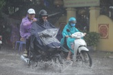 Người dân Hà Nội đón "mưa vàng" giải nhiệt lúc sáng sớm Người dân Hà Nội đón "mưa vàng" giải nhiệt lúc sáng sớm